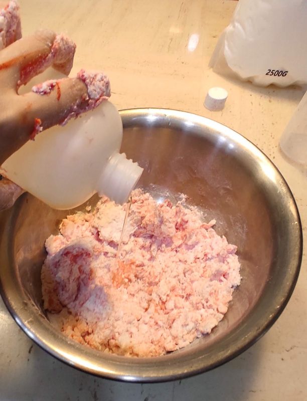 반죽이 뭉쳐지는 정도를 봐가면서 코코베타인을 추가하여 반죽