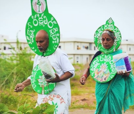 씨앗을 뿌리는 다리팔리와 아내