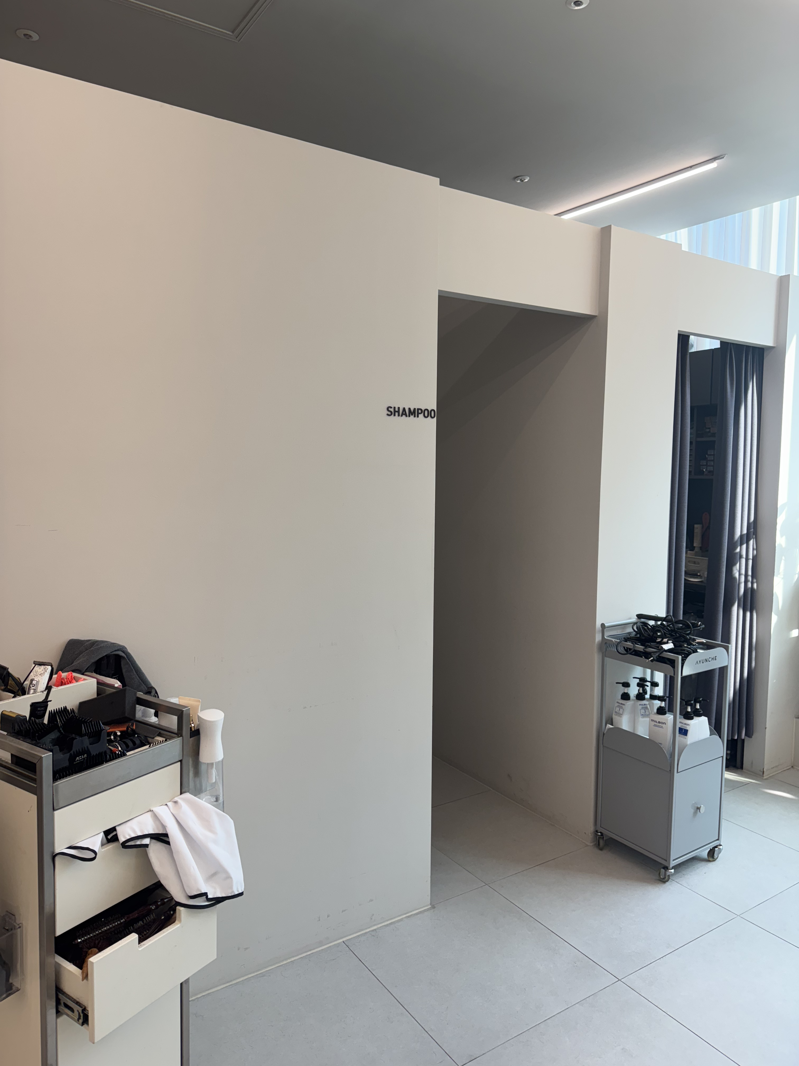 미사 아미브 헤어 샴푸실 앞