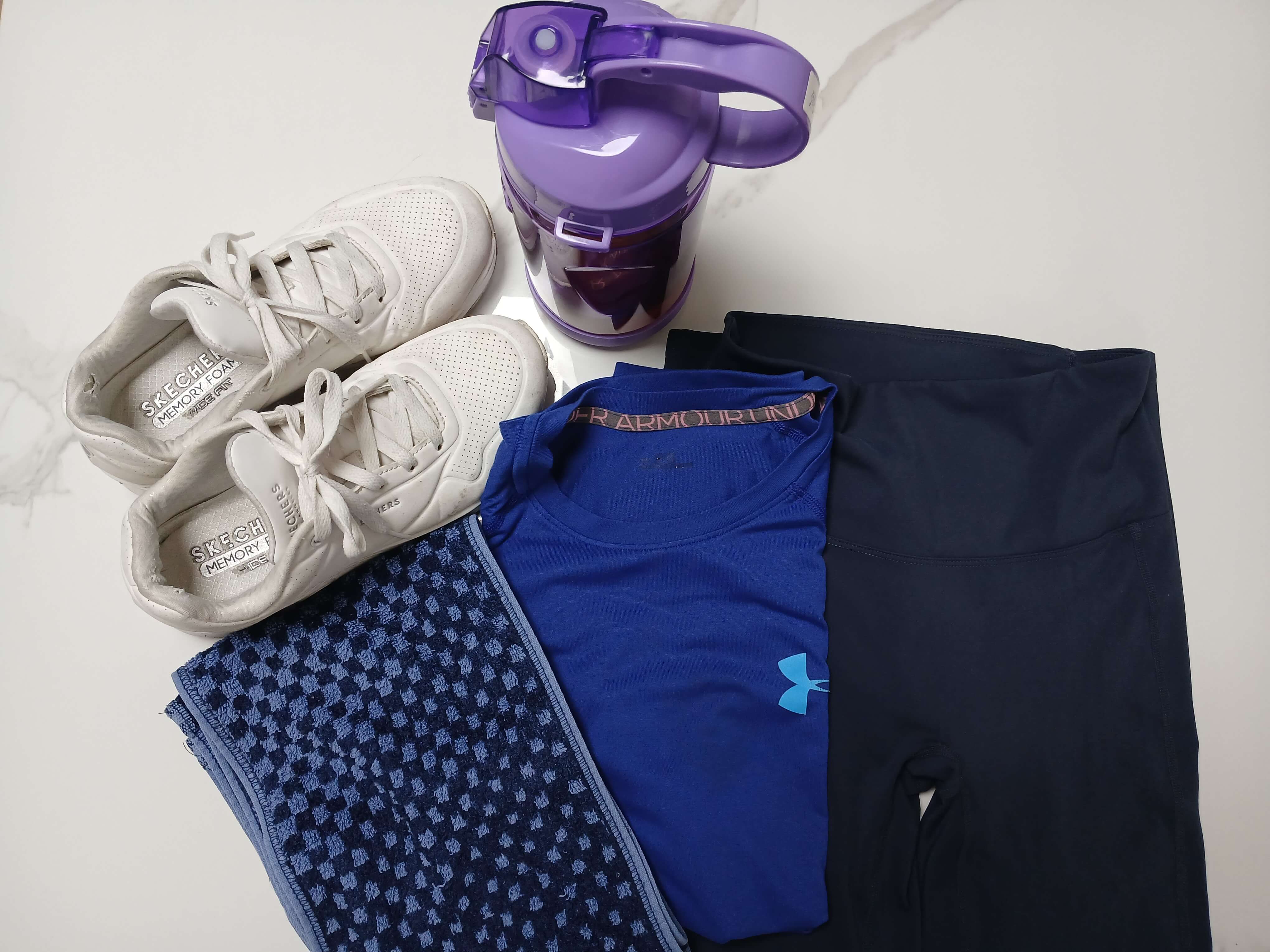 점핑 운동 전용 준비물 모음: 운동화, 요가복, 텀블러, 수건