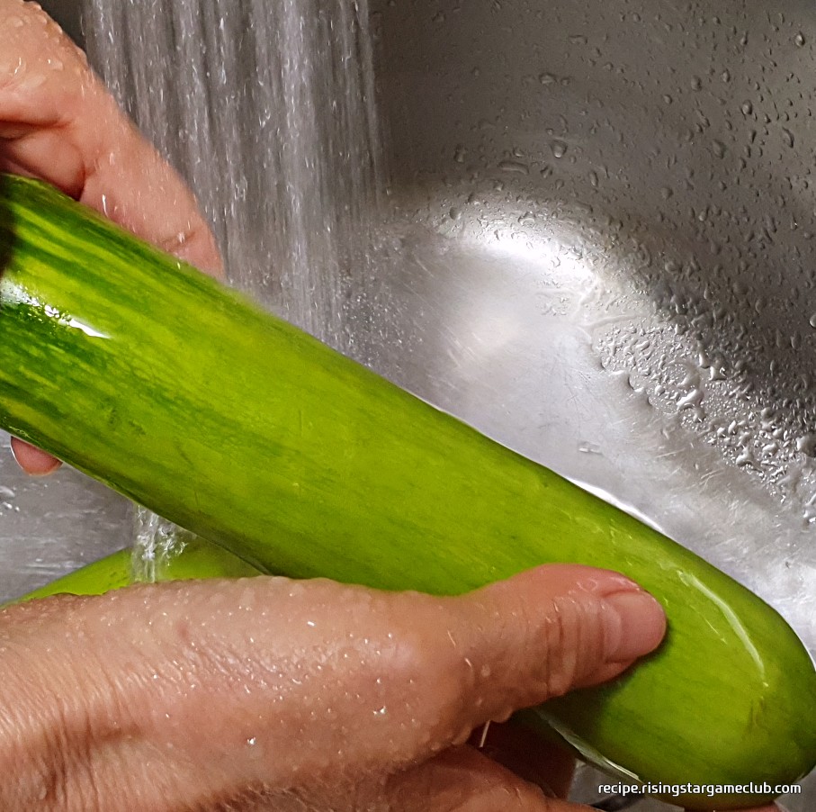 애호박 전에 들어갈 애호박을 흐르는 물에 씻어주는 사진