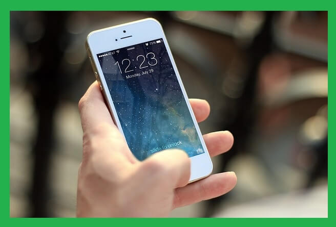 휴대폰-들고있는-손