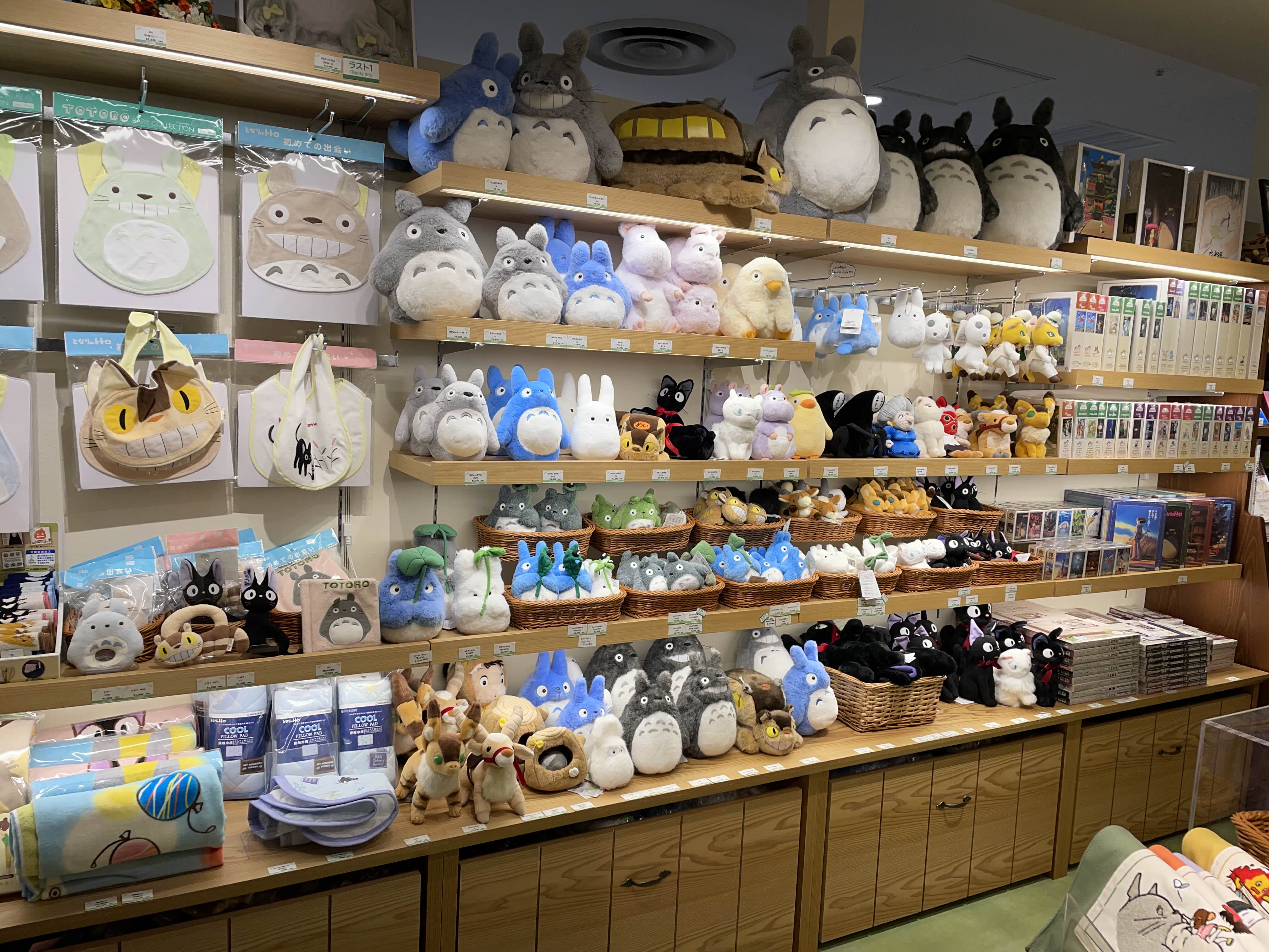 지브리 샾 안에 전시되어있는 다양한 인형들