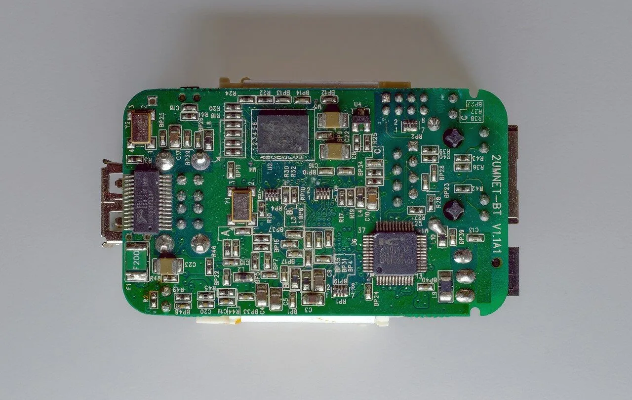 버려진 스마트폰 부품을 재활용한 태양광 충전기의 효율 분석