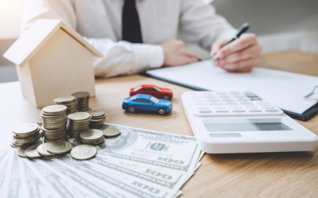 계약서를 작성하고 있는 모습