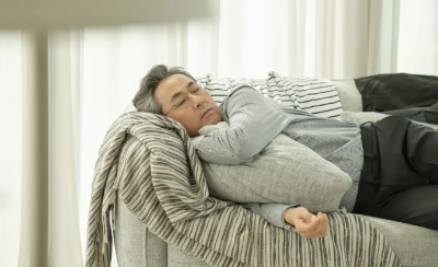 잠들어 있는 50대 남성