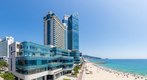 강릉 바닷가 앞 고층 호텔 전경&amp;#44; 실사 이미지&amp;#44; 여름철 밝은 날씨