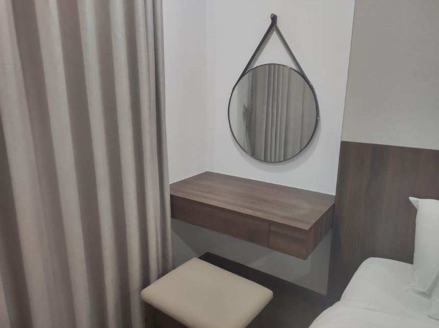 다낭 젠 로터스 호텔 객실의 깔끔한 원형 거울과 화장대 공간