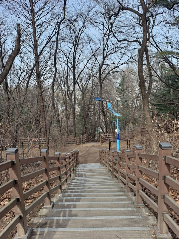수봉공원 내려가는 계단