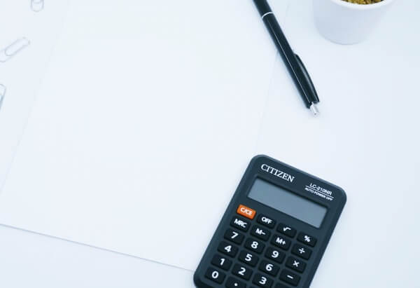 테이블-위에놓인-계산기