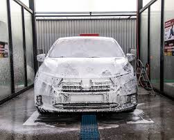 셀프 디테일링 세차 과정 중 폼 캐넌을 이용해 프리워시 하는 모습