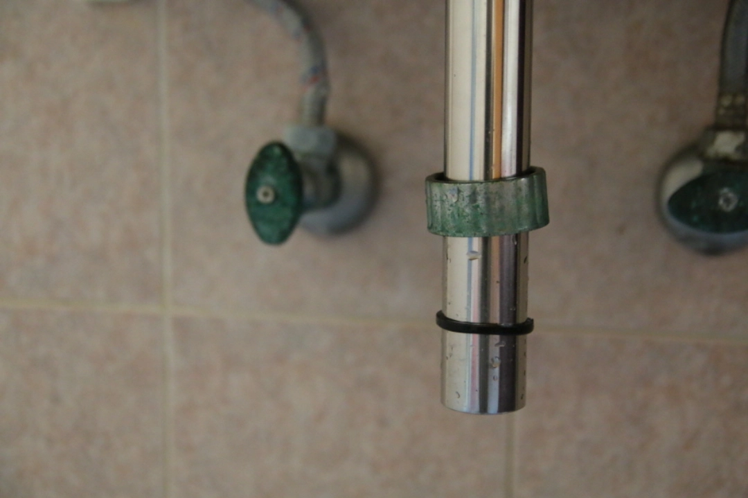 세면대 트랩 연결 너트 패킹 끼운 모습