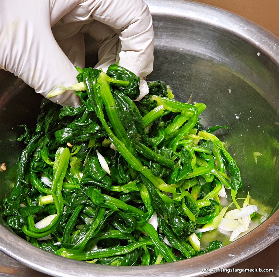 시금치나물을 무치는 사진