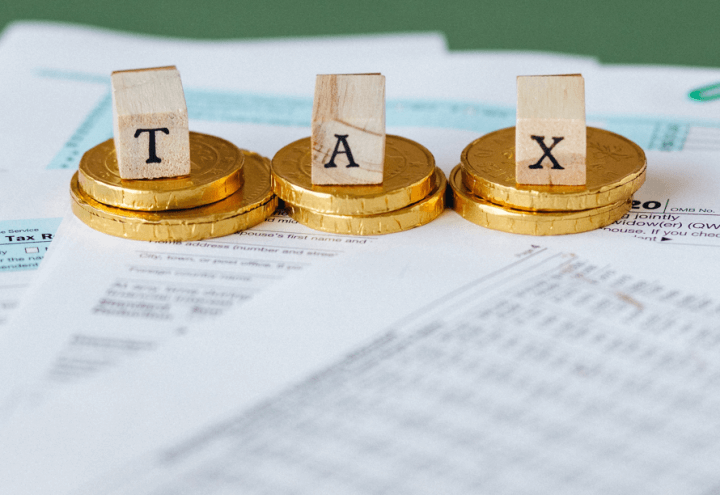 TAX라고 새겨진 낱낱의 나무토막