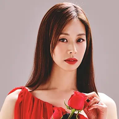 일일드라마 태양을 삼킨 여자의 주인공 백설희/정루시아역을 맡은 장신영의 홍보 포스터입니다.