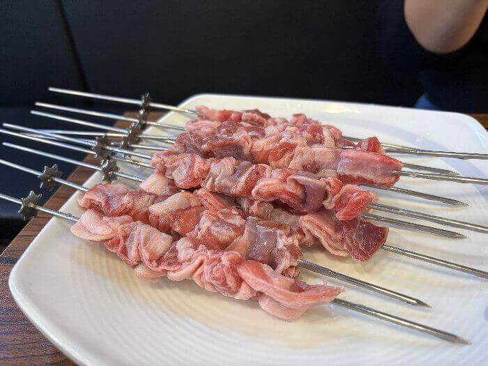 꼬치에 꽂혀있는 양갈비살