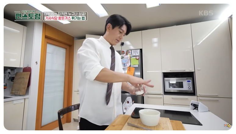 달걀 2개, 소금 2꼬집을 넣어 섞습니다