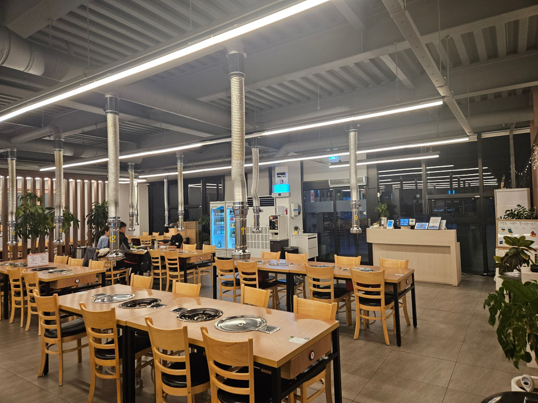 힘찬 숯불 유화 오리 매장 내부