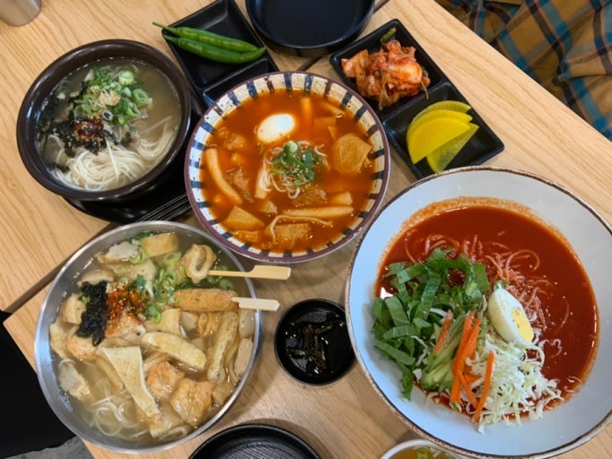 국내산 재료를 손질 중인 주방 사진