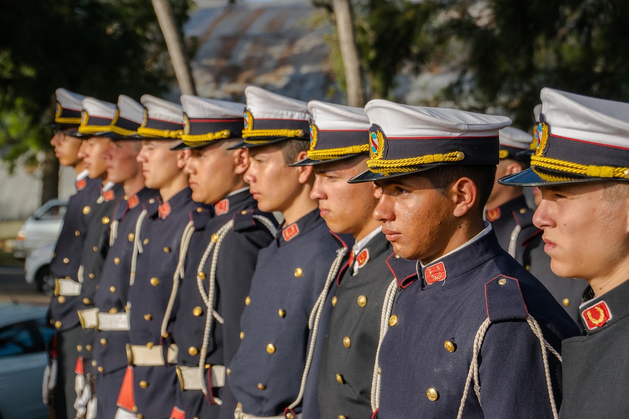 군인들이 나란히 서있는 사진
