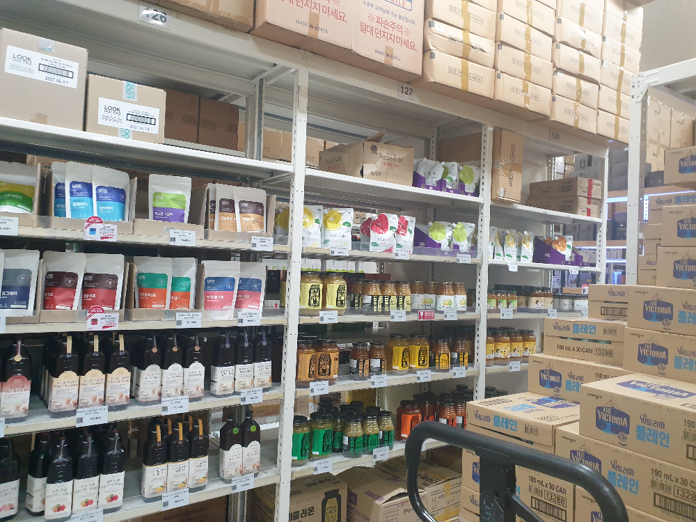 흰색 렉에 각종 tea와 소스 그리고 소스들이 놓여있다.