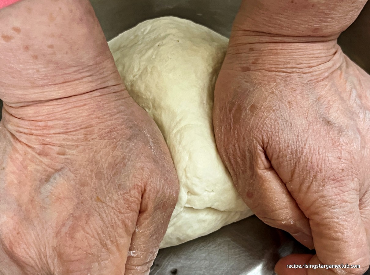 바지락 칼국수의 반죽을 하는 방법을 보여주는 사진