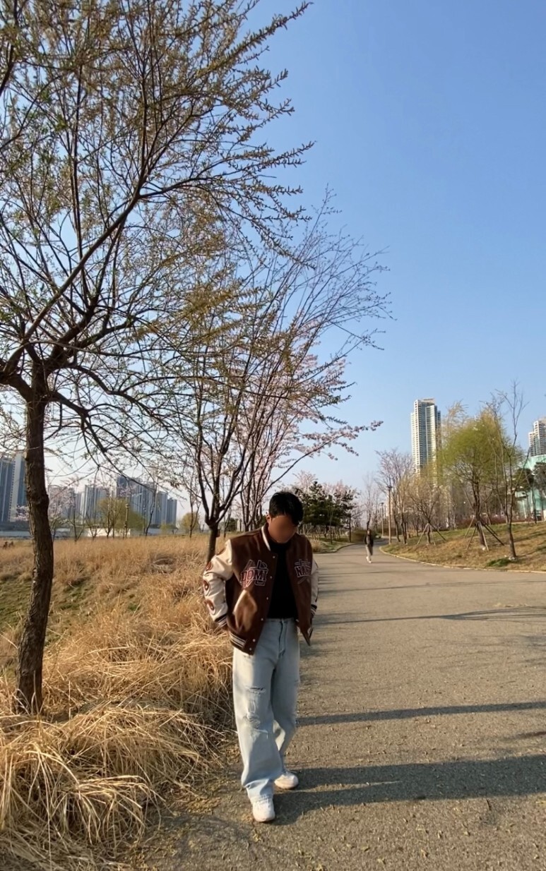 데일리룩(오뭘입)_도미넌트 야구점퍼 바시티 스타디움 재킷, 어커버 반팔, 에러스익셉티드 데미지 팬츠, 뉴발란스 608, 남자데일리룩, 남자데일리코디, 남자데일리패션, ootd