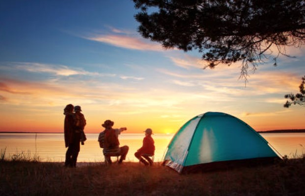 가족과 함께 텐트에서 캠핑하는 사진