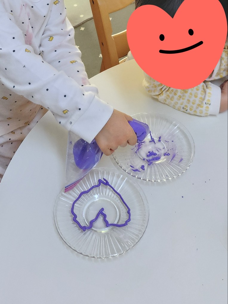 크림을 짜는 아이