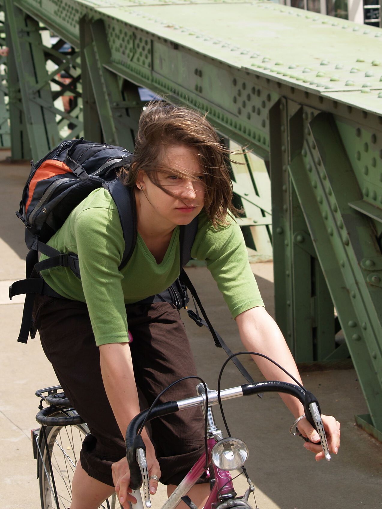 자전거로 출근하는 직장인 모습