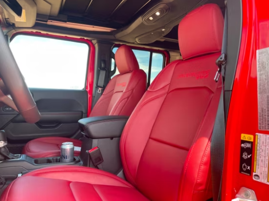 지프 랭글러 내부디자인