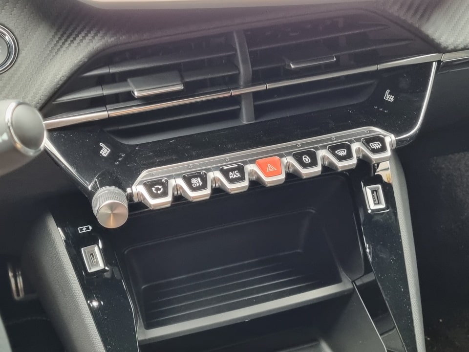 e-208 GT의 에어 벤트와 버튼 구성은 이렇습니다.