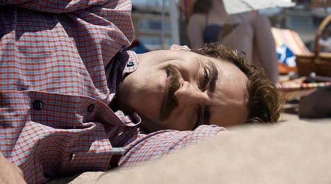 사만다(목소리 : 스칼릿 조핸슨)와 대화하는 주인공 테오도르(호아킨 피닉스)