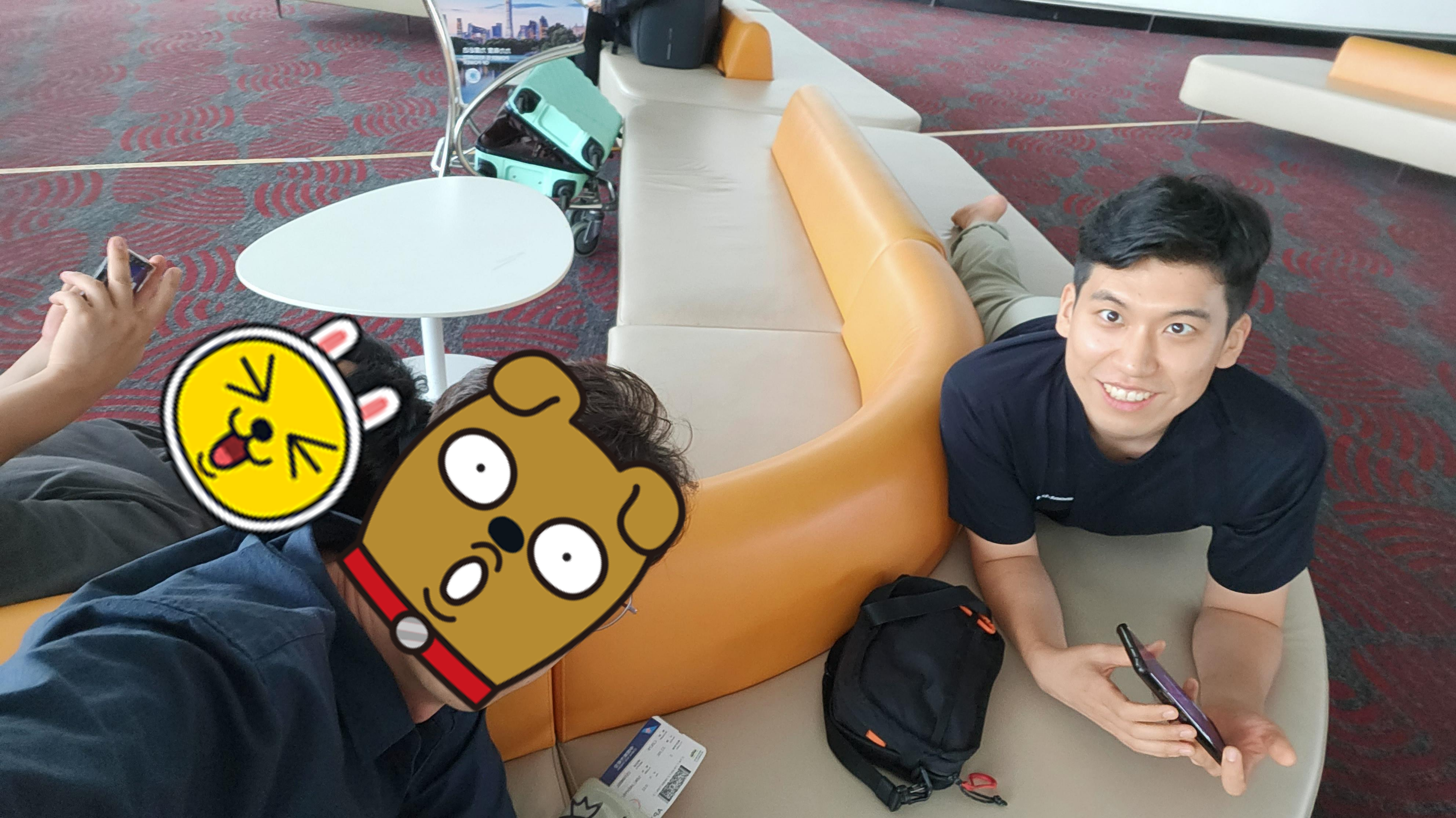 환승구역에서 눕기 딱 좋은 쇼파를 발견했다