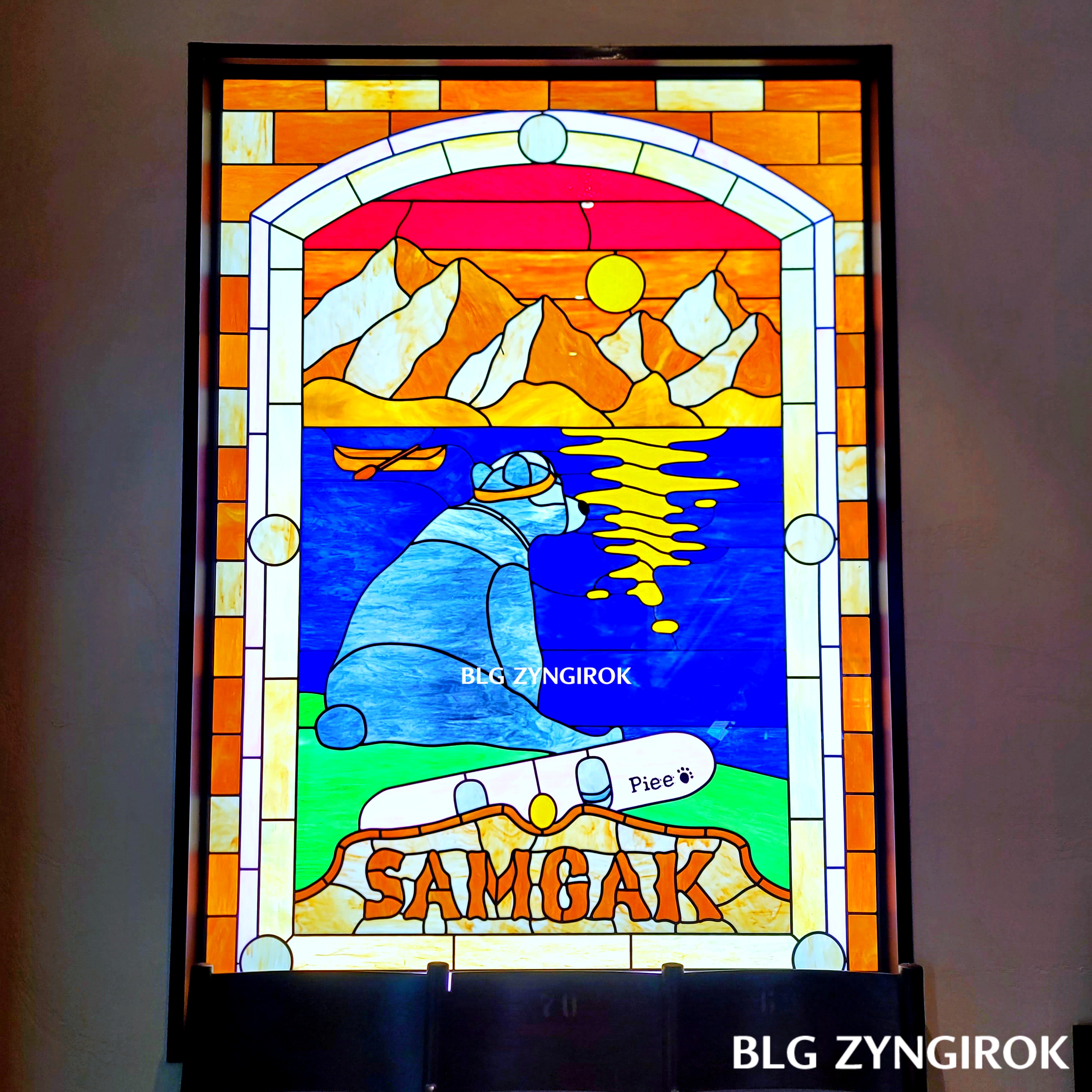 양주 카페 럿지 LODGE 2층 스테인드 글라스 모습이다.