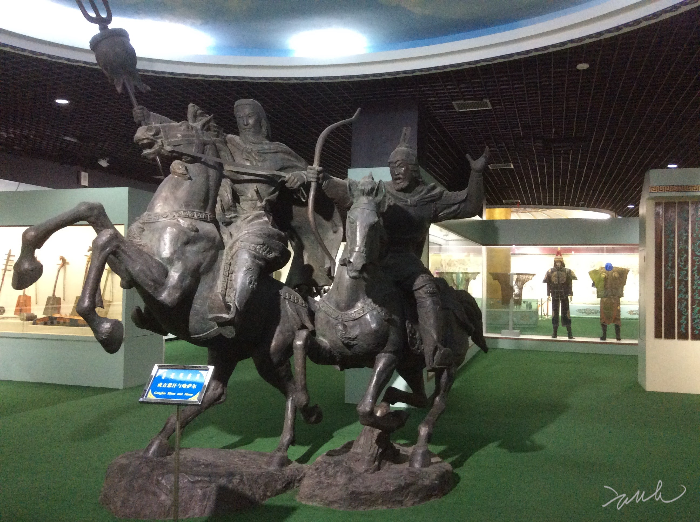 몽골 전사들이 말을 타고 활을 쏘는 동작을 표현한 실내 청동 조각상