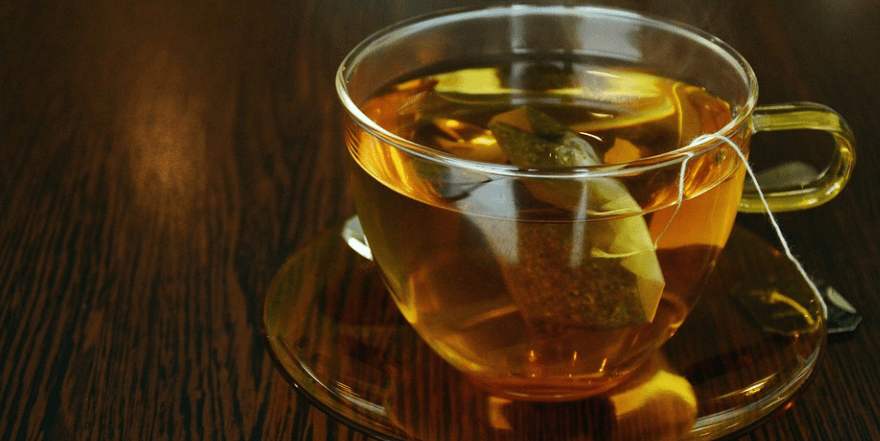 투명 유리컵에 담겨 있는 차