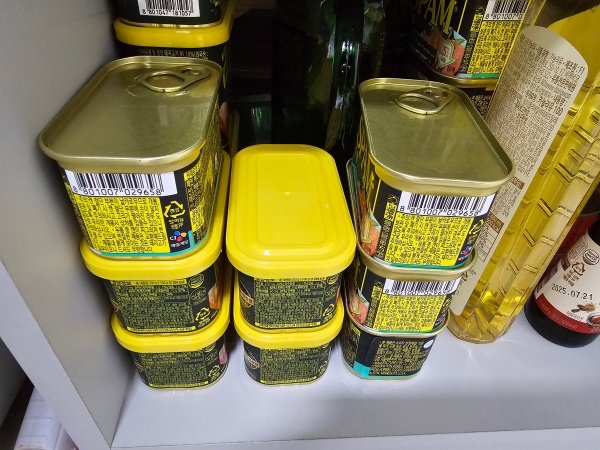 쌓여있는-통조림들