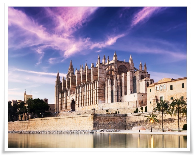 고딕 건축물의 상징인 높은 첨탑이 여러개 솟아올라있고
굉장히 큰 규모로 장엄한 느낌의 대성당 정경이 담겨진 사진