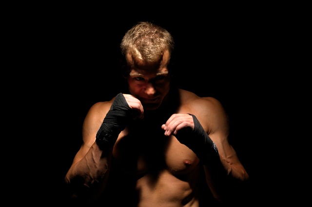 공격적인 남자가 노려보고 있다.