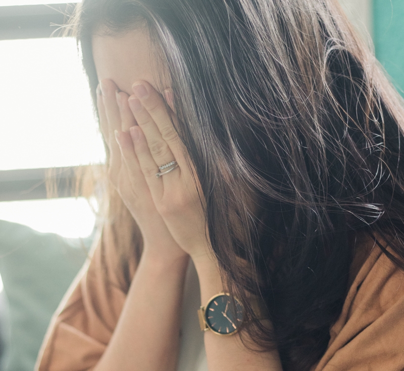 여자가-얼굴을-가리고-있는-사진