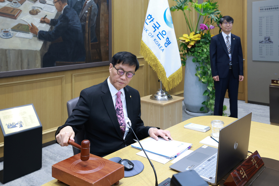 이창용 한국은행 총재가 29일 오전 서울 중구 한국은행에서 열린 금융통화위원회에서 의사봉을 두드리고 있는 모습.