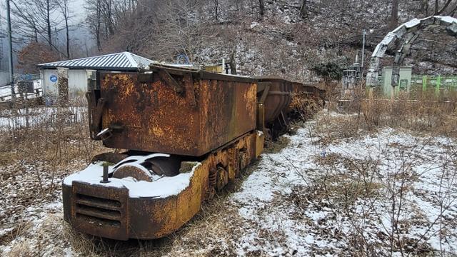 상동읍 폐광에 남아있는 옛 갱도 열차