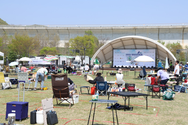 일간스포츠와 이데일리가 주최하는 '2025 캠핑요리축제'가 26일 경기 연천군 재인폭포오토캠핑장에서 열렸다. 참가자들이 요리경연대회를 위해 준비하고 있다. 특히 올해는 ‘낭만 한 방울 추억 한 스푼’을 주제로, 무대를 기존 자라섬오토캠핑장에서 연천으로 옮겨 역대 최대 규모로 열린다. 연천=서병수 기자