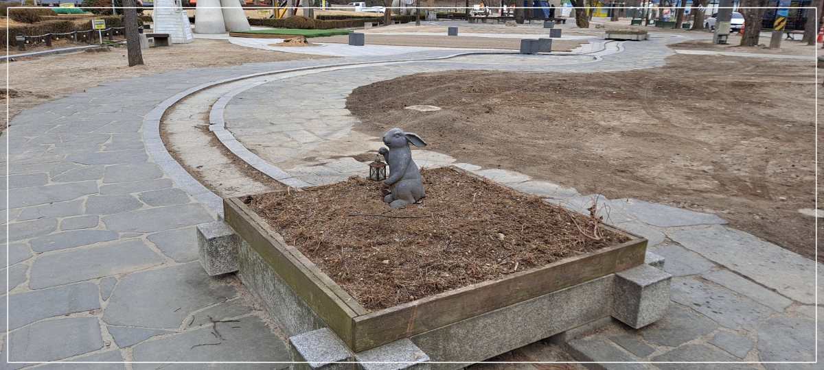 등불을-들고-있는-토끼-조형물