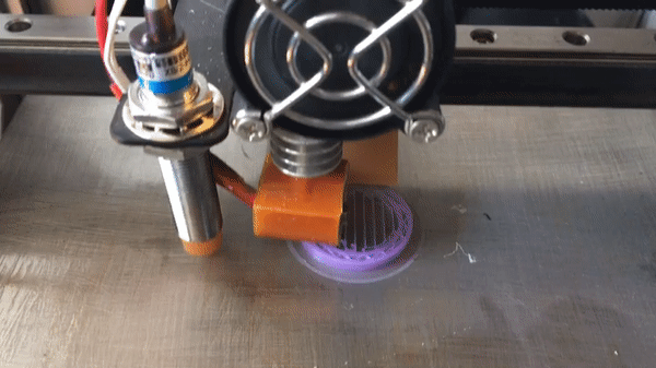 3D 프린터 노즐이 보라색 필라멘트로 원형 브림을 출력하는 과정