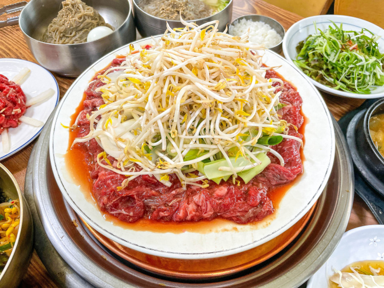 이맛에 살지 아버지가 키운 소 아들이 파는 고깃집 다양하게 즐기는 1등급 한우 곰탕, 육회 비빔밥 숯불 구이 가평 설악 맛집 추천