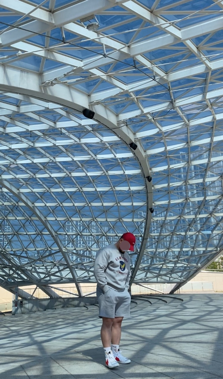 데일리룩(2025. 4. 25.)빈티지 볼캡 레드, 유니폼브릿지 멜란지 맨투맨 스웨트셔츠 , 무신사스탠다드 무신사 스웨트 쇼츠, 나이키 삭스 양말, 나이키 블레이저 미드 77 점보