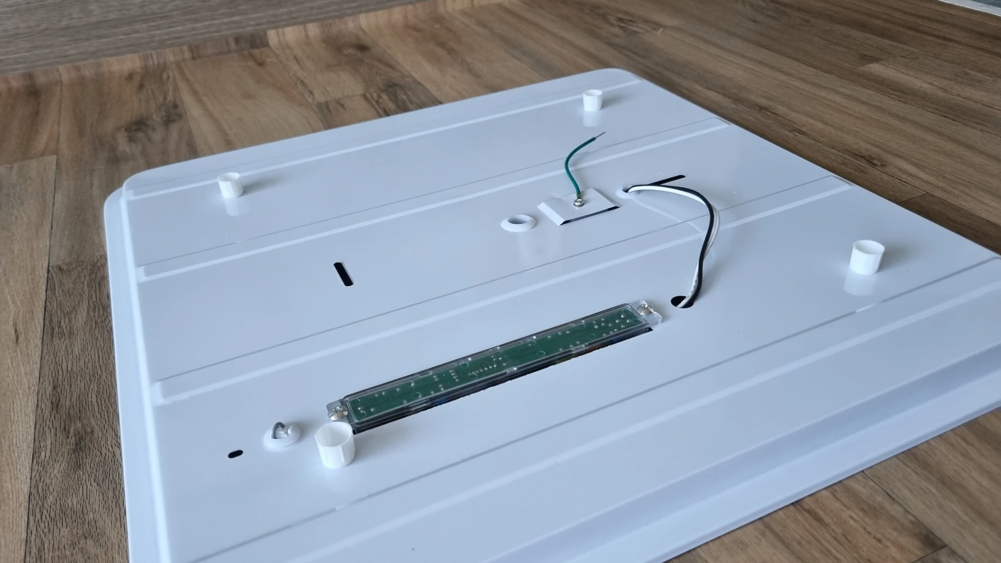 전등 위쪽 부품 끼운 모습