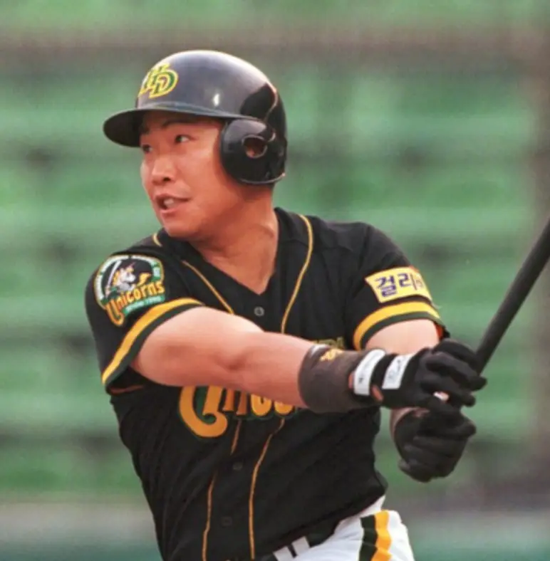 검은헬맨 검은 유니폼에 노란 글자가 들어간 유니폼을 입고 두손으로 검은 배트를 왼쪽으로 힘차게 휘두르는 박재홍 선수
